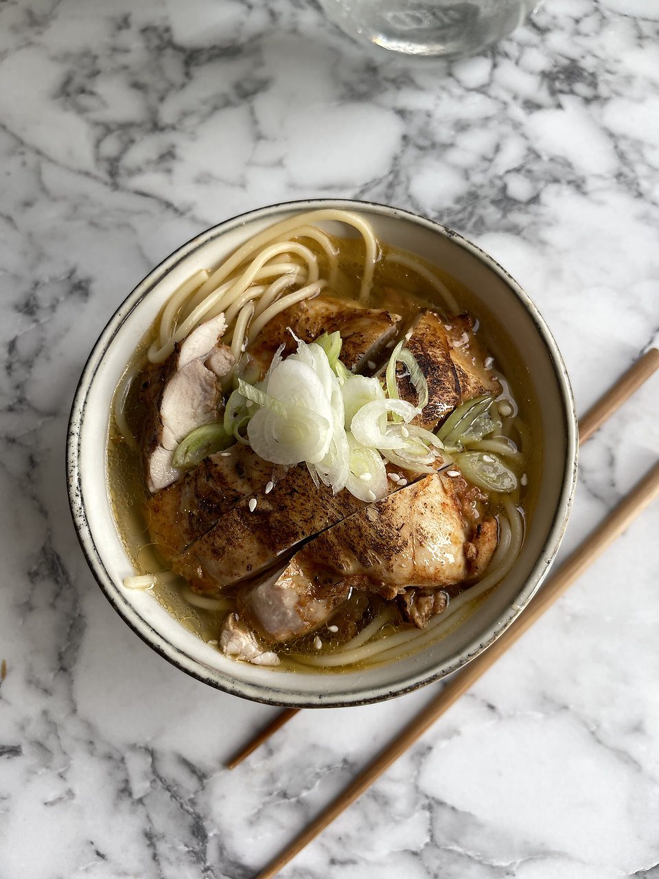 Ekspresowy ramen z kurczakiem 🍜🔥