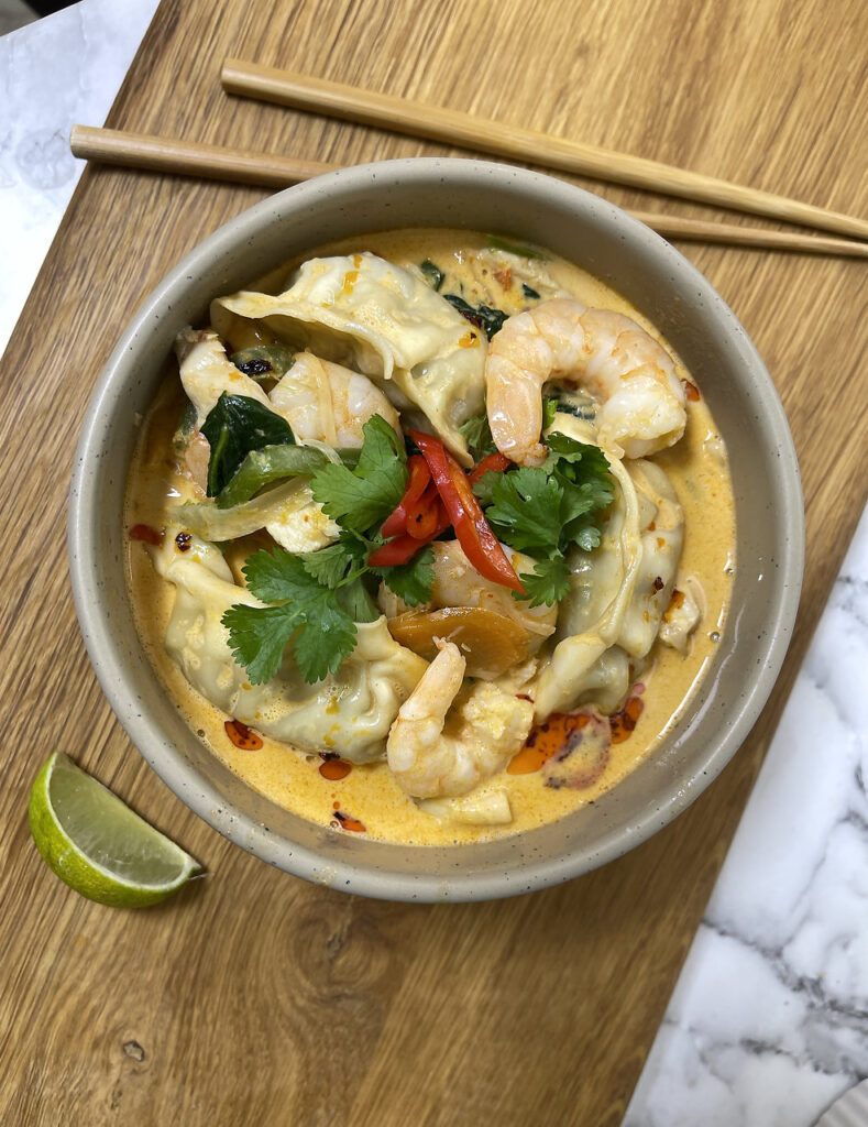 Zupa curry z krewetkami i pierożkami gyoza