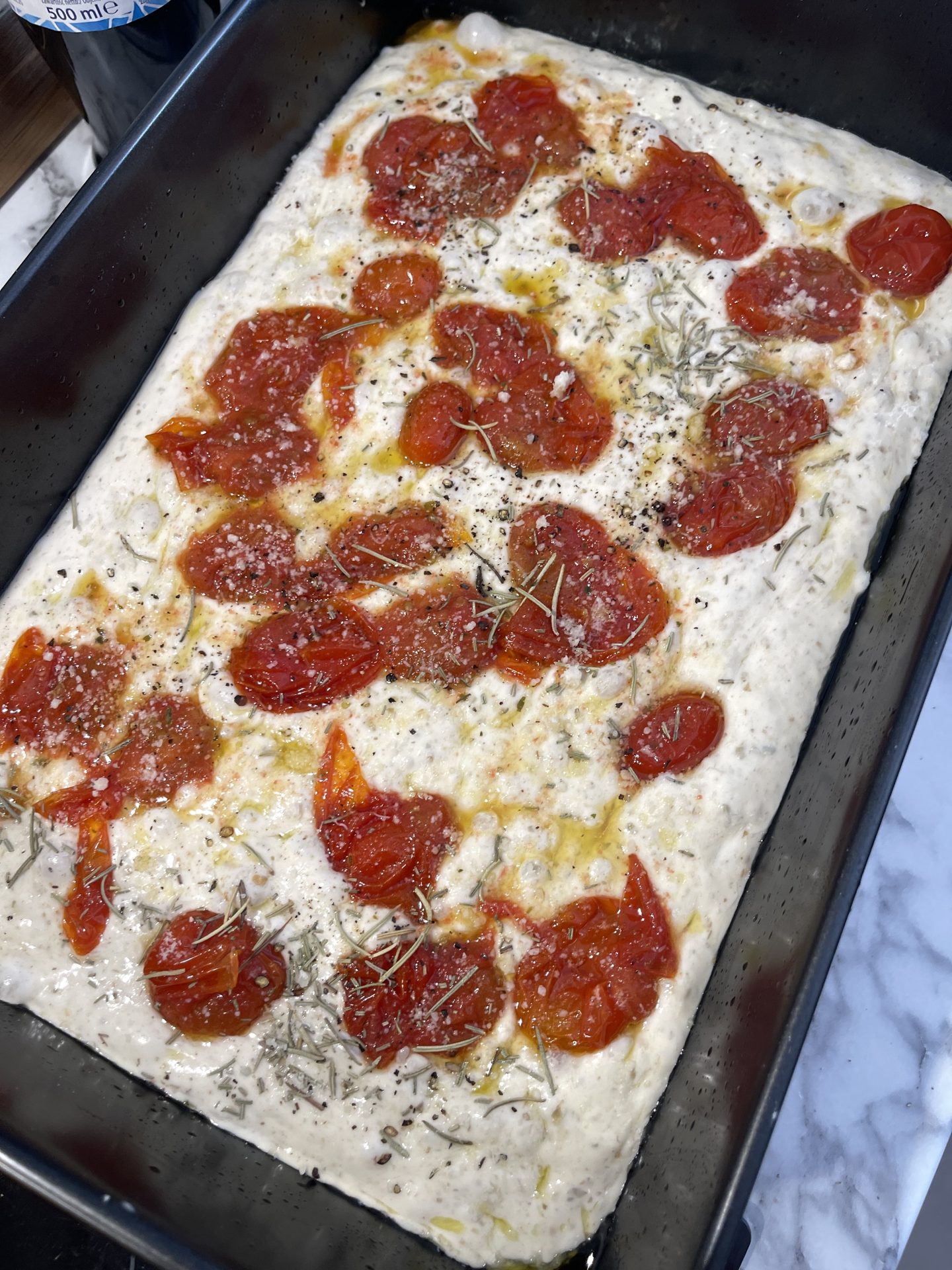 Focaccia na zakwasie z konfitowanymi pomidorami — krok 5