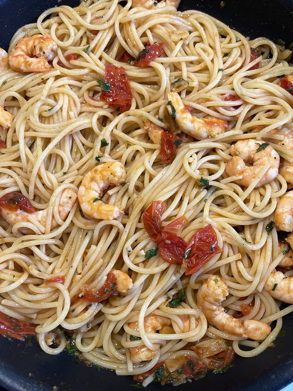 Spaghetti z krewetkami i pomidorkami koktajlowymi — krok 5