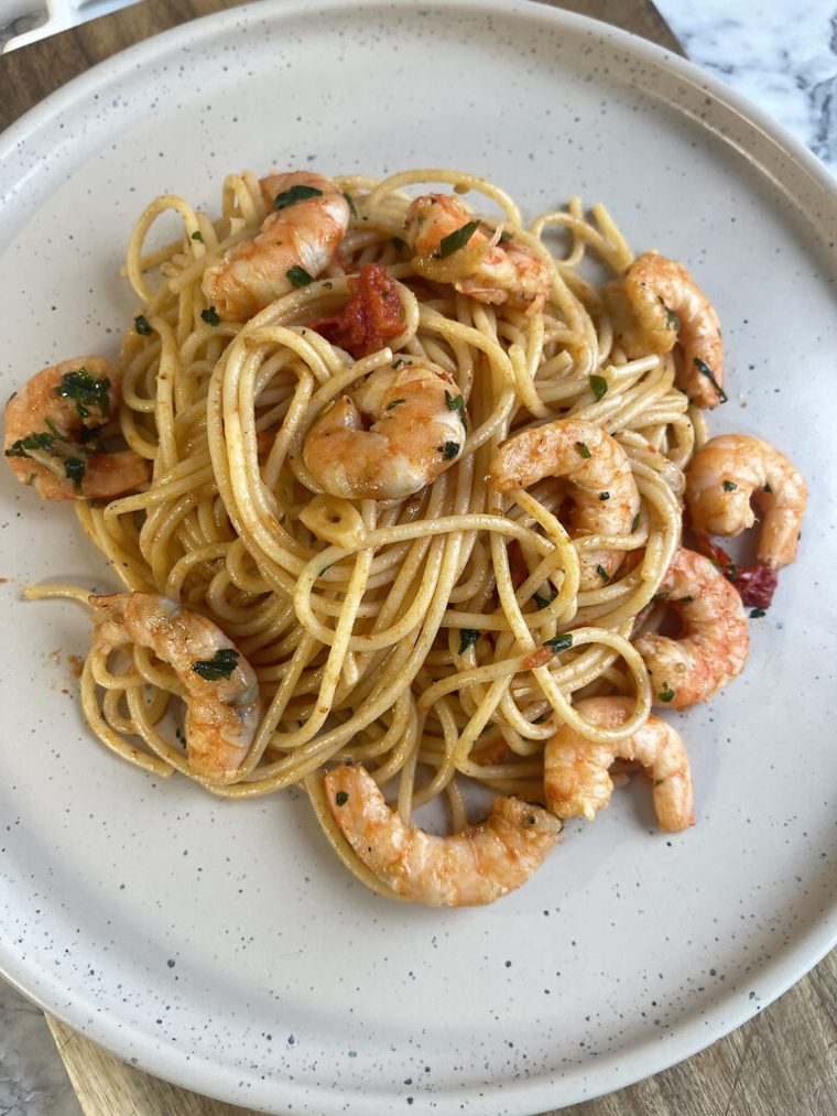 Spaghetti z krewetkami i pomidorkami koktajlowymi