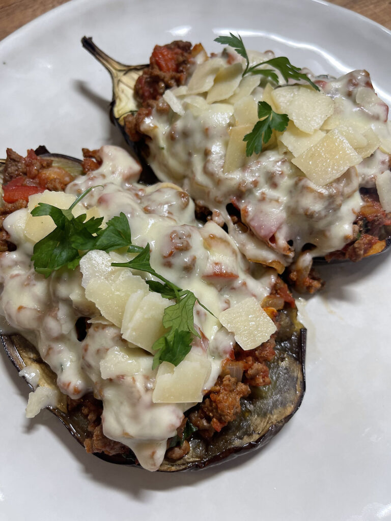 zapiekany bakłażan z serem i mięsem mielonym