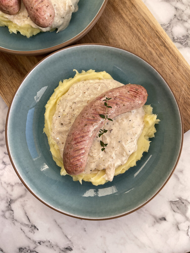 biała kiełbasa w sosie chrzanowym